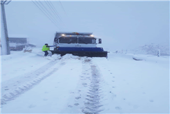 Büyükşehir kar mesaisinde 63 mahallede okul yolları açıldı