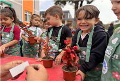 Minik bahçıvanlar çiçeklerle geleceği şekillendiriyor 