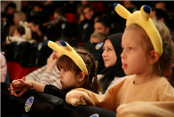 “İki Bavul Dolusu Hapşu ile Turşu” AKM’de kahkahayla geçti