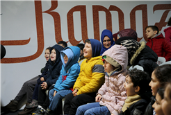 Ramazan Sokağı’na neşe katan gölge oyunu