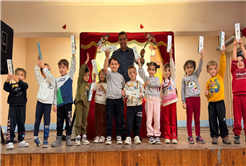 Minik öğrenciler “Bir Hikaye Bin Neşe” programıyla doyasıya eğlendi