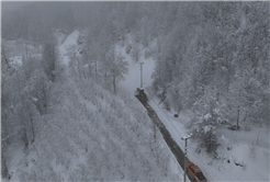 Büyükşehir 24 saat kar mesaisinde: 17 grup yolundan 10’u ulaşıma açıldı