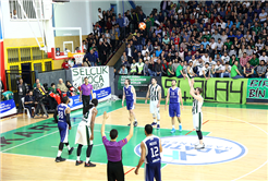 Dev Adamlar seriye galibiyetle başladı