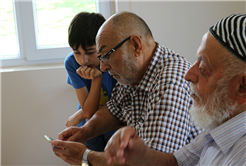 Yaşlılar akıllı telefon uygulamalarıyla tanışıyor