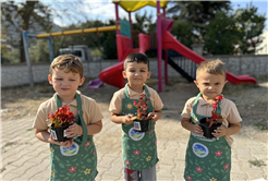 Minik bahçıvanlar çiçeklerle geleceği şekillendiriyor 