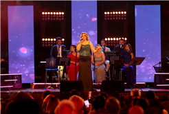 Yazın en büyük festivali şölen tadında başladı: Millet Bahçesi sahne ışıklarıyla aydınlandı