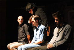 Filistin konusu tiyatro sahnesinde; hüzün ve duygu dolu anlar