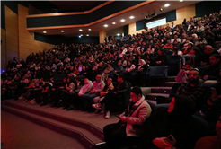 "Kibarlık Budalası" Sakarya’da sahnelendi, salonu dolduran izleyicilerden tam not aldı