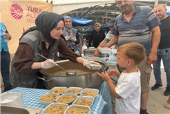 Binlerce kişi aşureyi tattı, hem diller hem de gönüller lezzet buldu