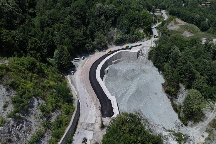 Büyükşehir, Sapanca’da heyelan riskine karşı yolu güçlendirdi, ulaşımı yeniledi