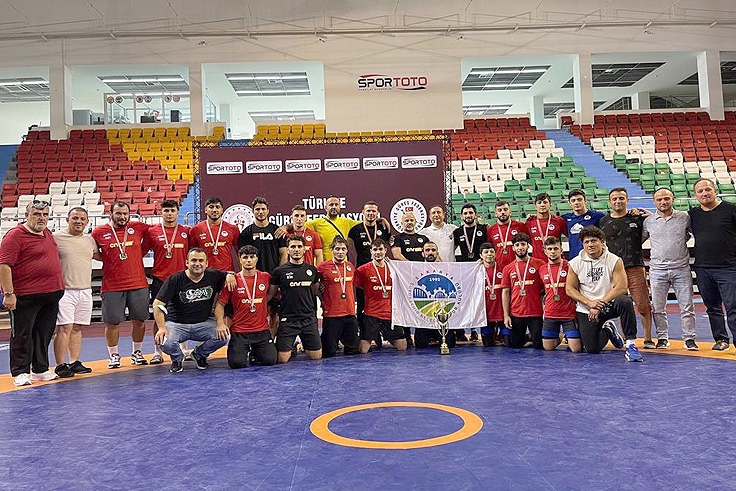 Büyükşehir Güreş takımı namağlup adını bir üst lige yazdırdı