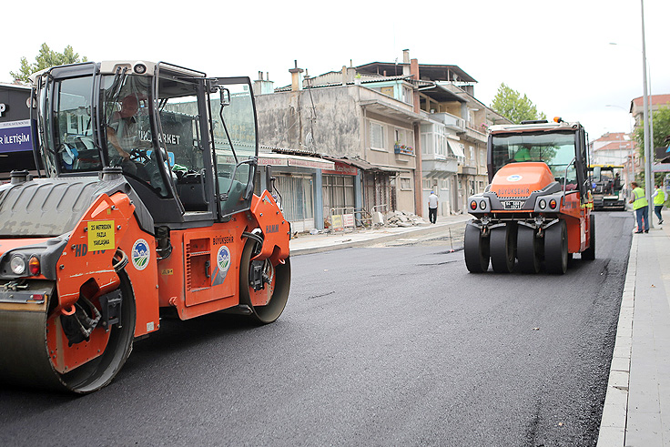 Erenler’in o caddesinde asfalt çalışmaları başladı