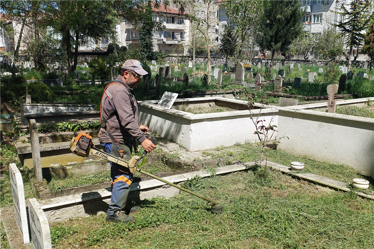 Büyükşehir mezarlıkları bayrama hazırlıyor