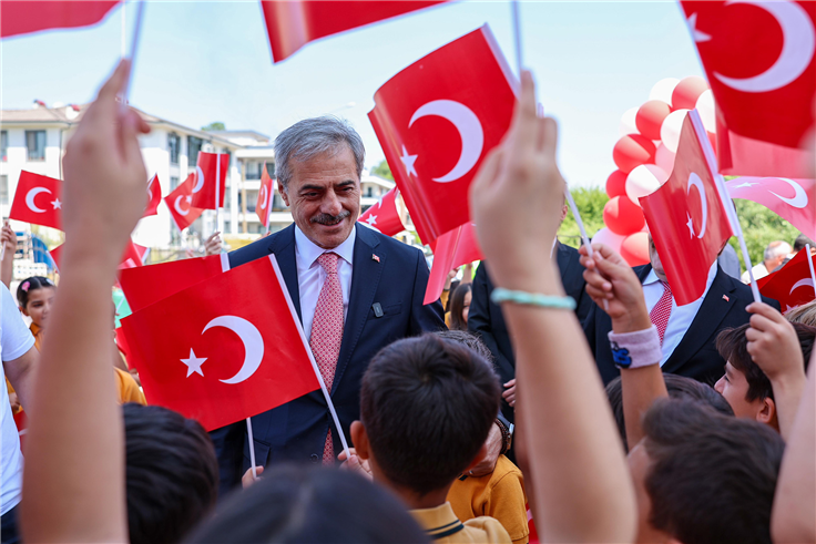 Başkan Yusuf Alemdar okulla ilk kez tanışan miniklere başarılar diledi